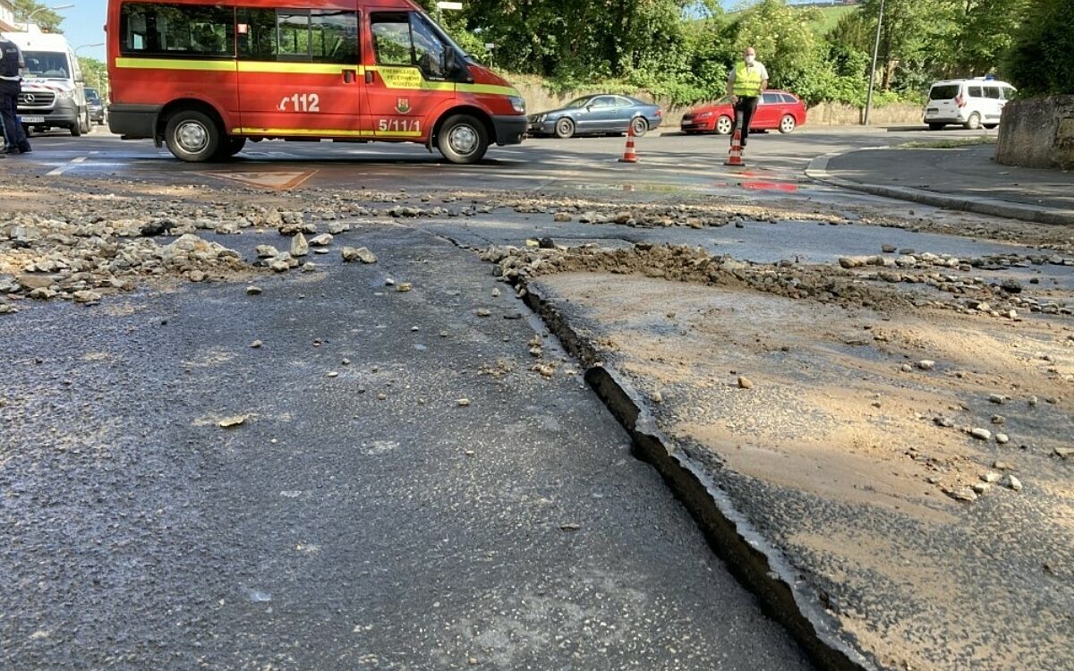 Der Wasserrohrbruch in der Winterhäuser Straße in Heidingsfeld Der Wasserrohrbruch in der Winterhäuser Straße in Heidingsfeld
